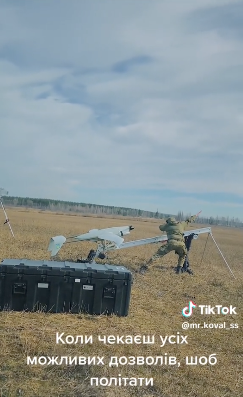 ''Коли чекаєш, щоб політати'': захисник розсмішив мережу відео з дроном