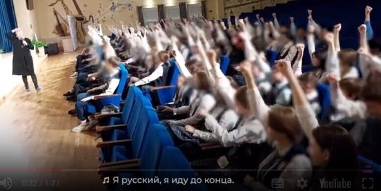 Репетиция путинюгенда: в России школьников заставляли поднимать руку под песню ''Я русский'', чтобы ''толкнуть'' НАТО. Видео