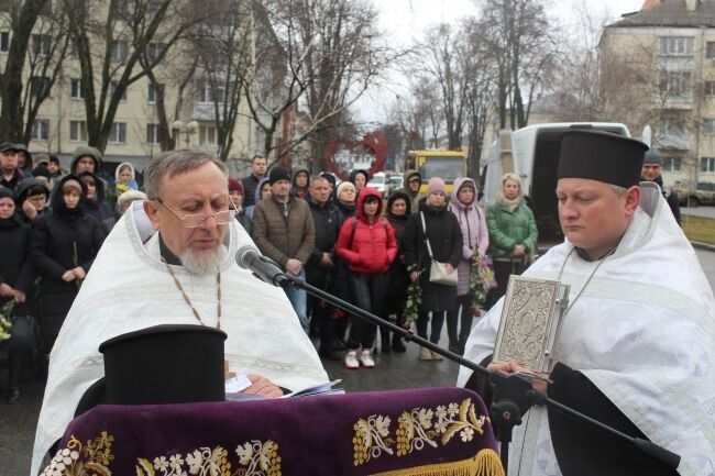 У Полтаві попрощалися з трьома воїнами, які загинули у боях на Донбасі. Фото