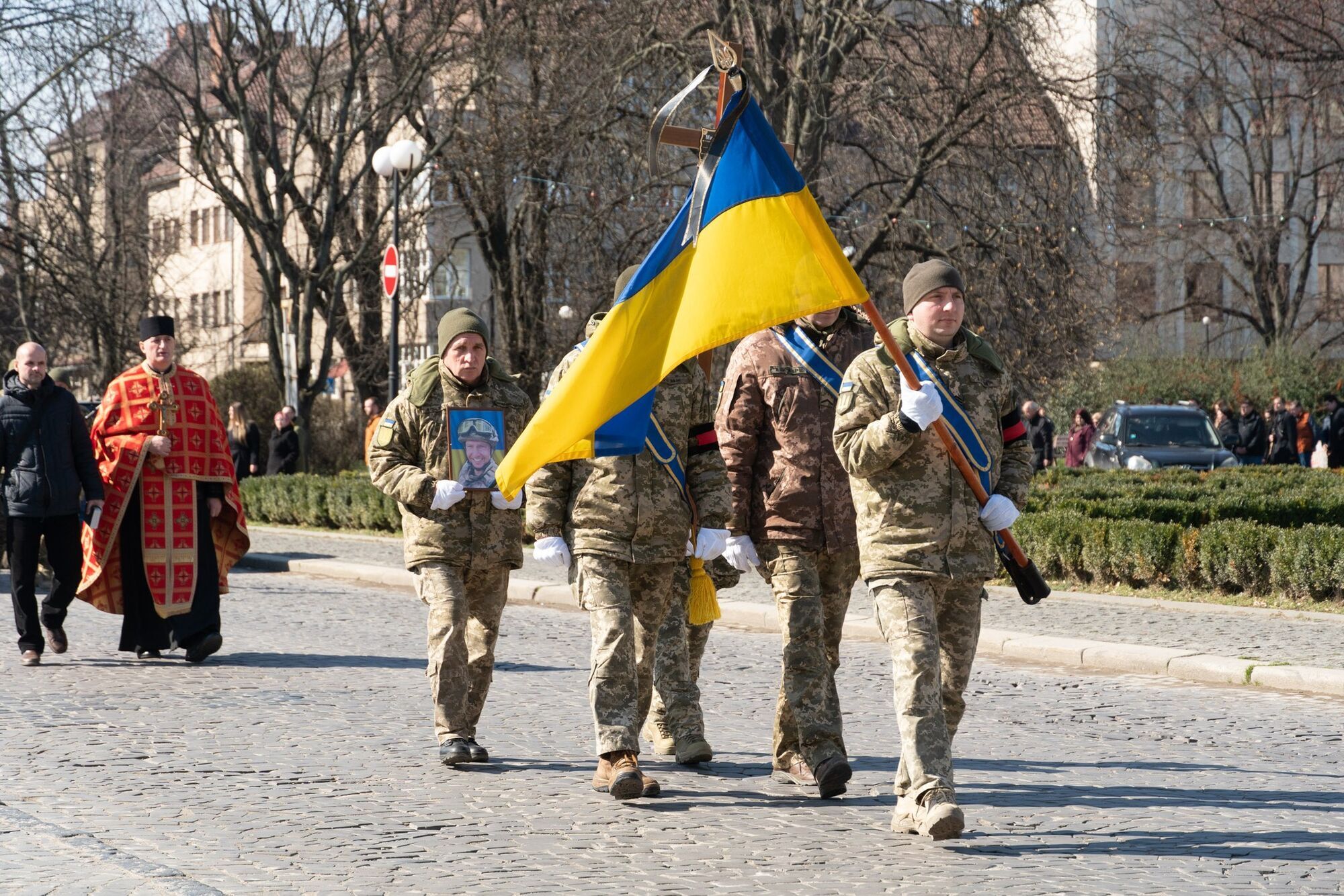 Оставил успешную карьеру, чтобы стать на защиту Украины: в Ужгороде попрощались с погибшим Героем. Фото
