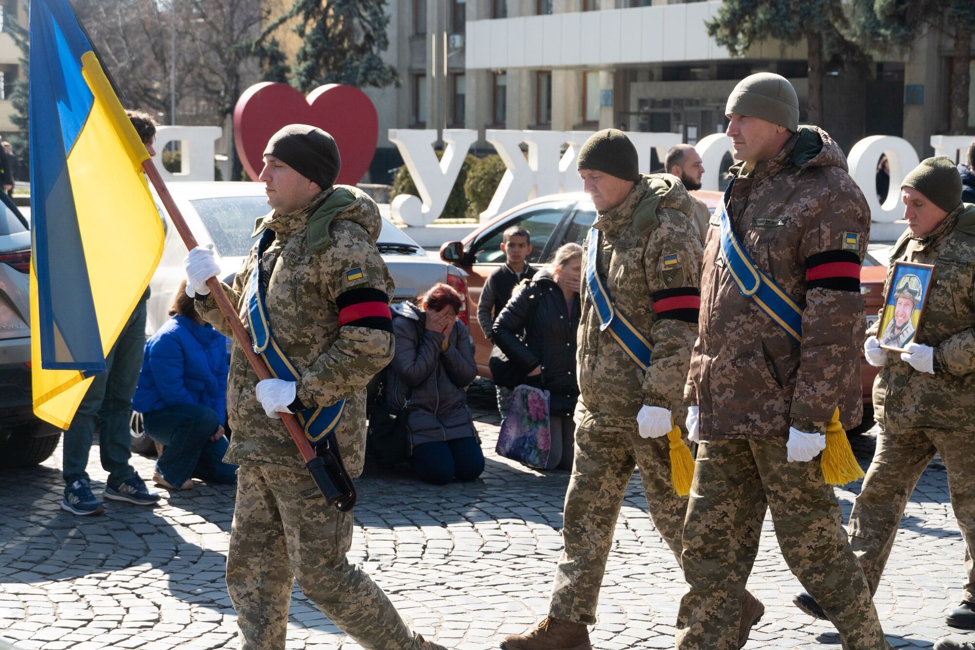Оставил успешную карьеру, чтобы стать на защиту Украины: в Ужгороде попрощались с погибшим Героем. Фото