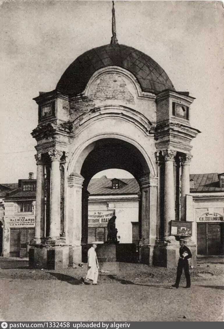 В сети показали, как выглядел старейший фонтан Киева ''Самсон'' до и после уничтожения в 1934 году. Уникальные фото