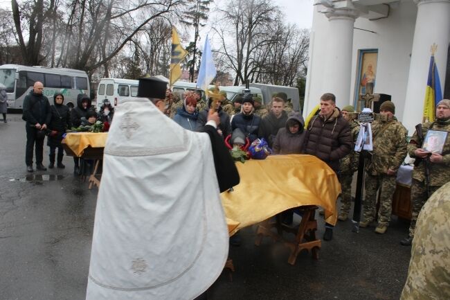 У Полтаві попрощалися з трьома воїнами, які загинули у боях на Донбасі. Фото