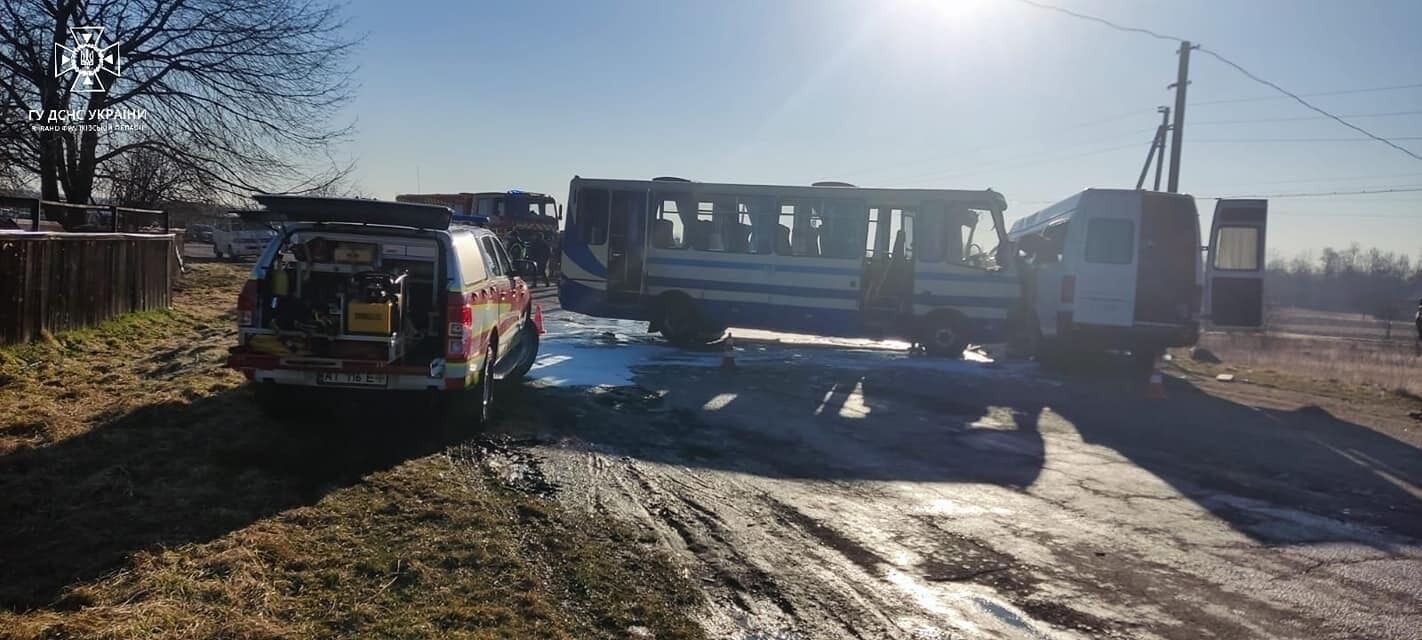 На Прикарпатье произошло смертельное ДТП: столкнулись два автобуса. Фото