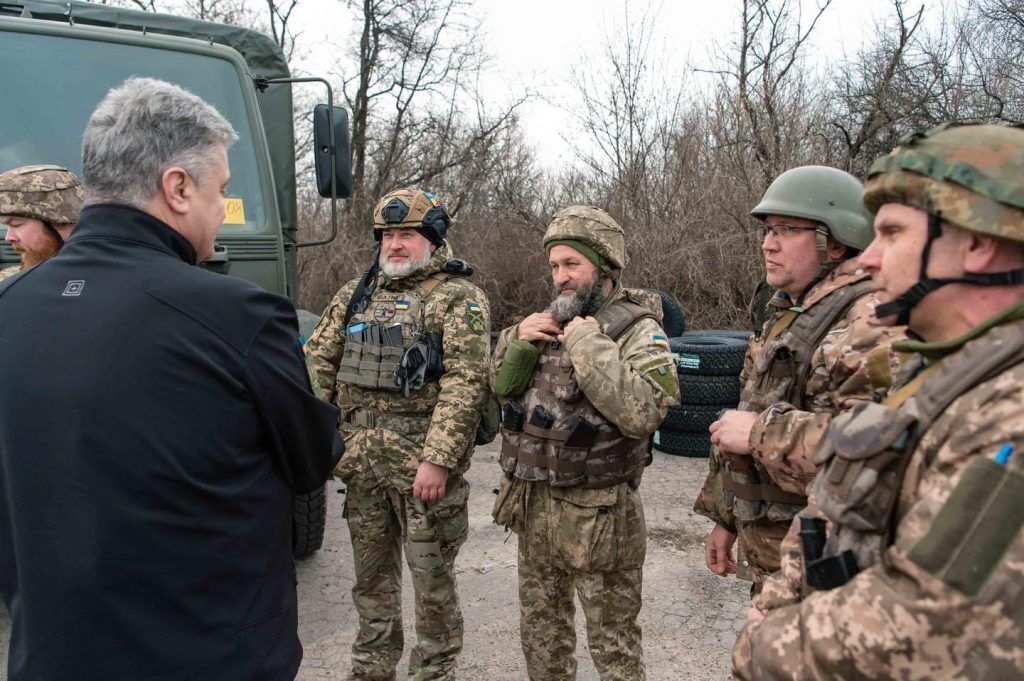 Воюють на Бахмутському напрямку: Порошенко на Донеччині передав у 23-й стрілецький батальйон DAFи та техніку