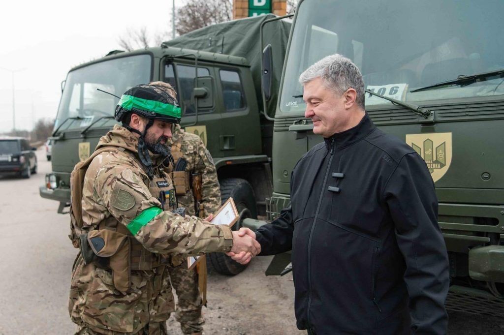 Воюють на Бахмутському напрямку: Порошенко на Донеччині передав у 23-й стрілецький батальйон DAFи та техніку