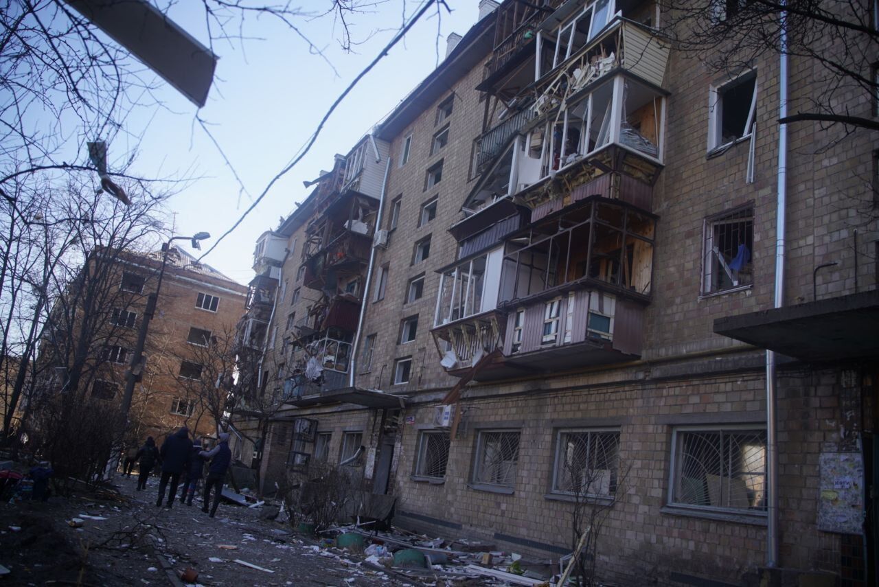 Год назад обломки российской ракеты повредили дом на Виноградаре в Киеве: как выглядит пятиэтажка сегодня. Фото