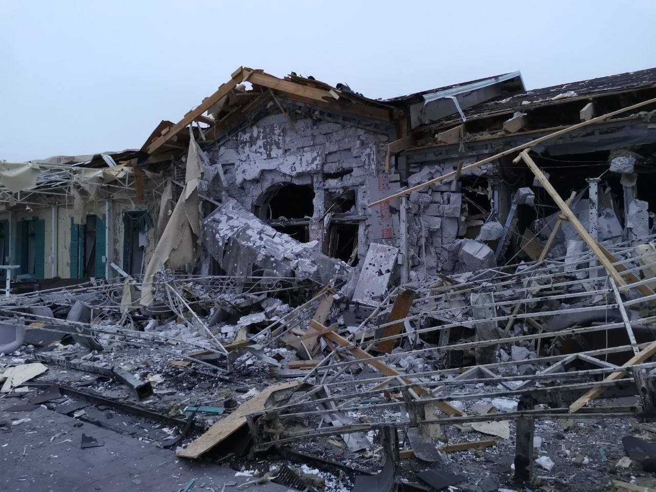 Мирно спали семьи с детьми: в сети показали место прилета ракет РФ в Запорожье