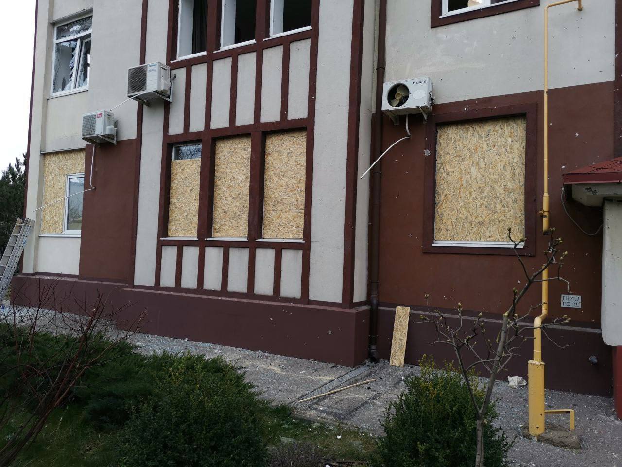 Оккупанты выпустили ракеты по жилому комплексу в Запорожье: повреждены дома. Фото