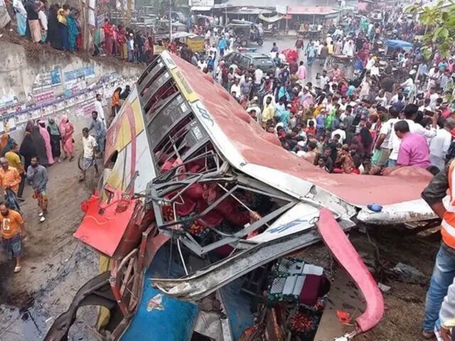 В Бангладеш автобус с пассажирами слетел с моста: по меньшей мере 19 погибших, десятки человек получили ранения. Фото