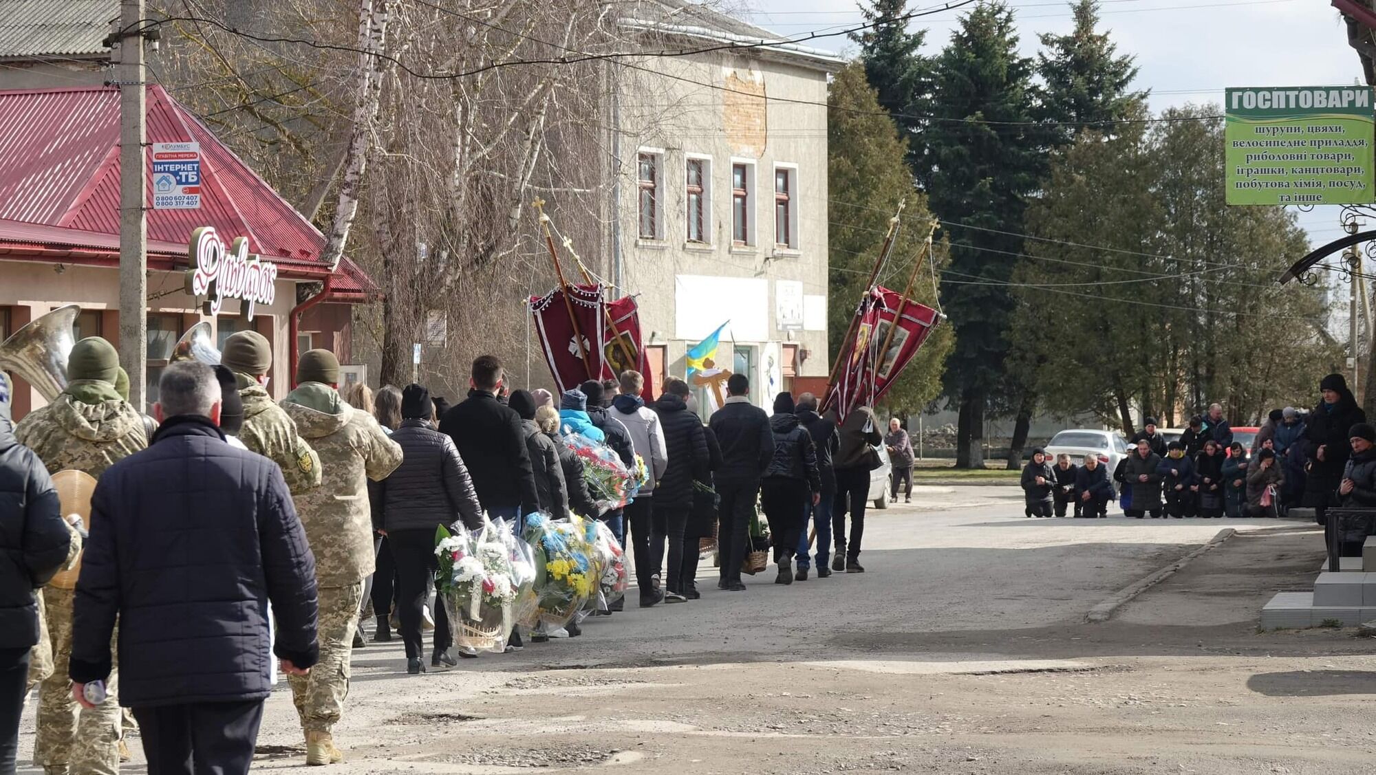 На Тернопільщині попрощалися із загиблим героєм: його дід був у сталінських таборах, а дядько  командував підрозділом УПА. Фото 