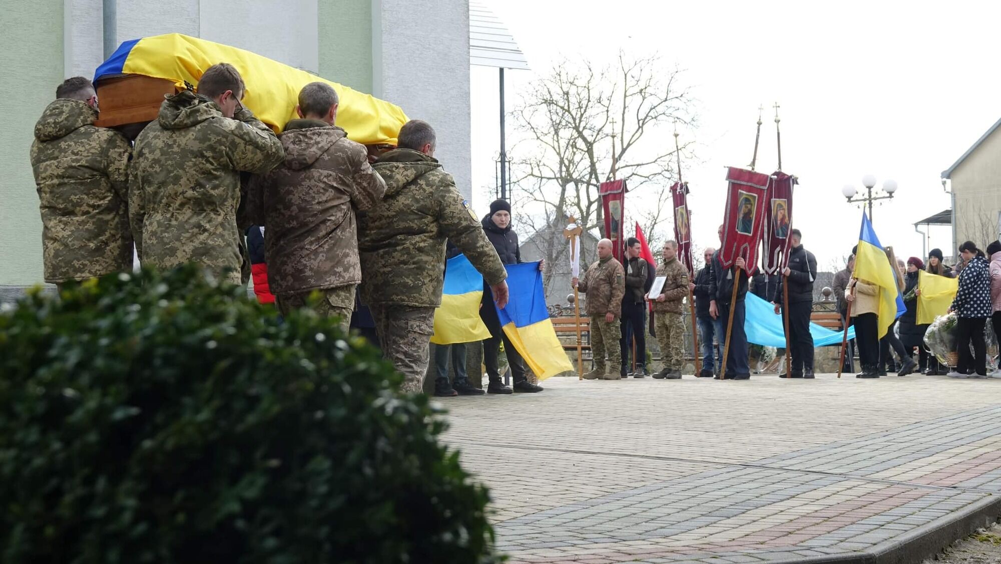 На Тернопільщині попрощалися із загиблим героєм: його дід був у сталінських таборах, а дядько  командував підрозділом УПА. Фото 