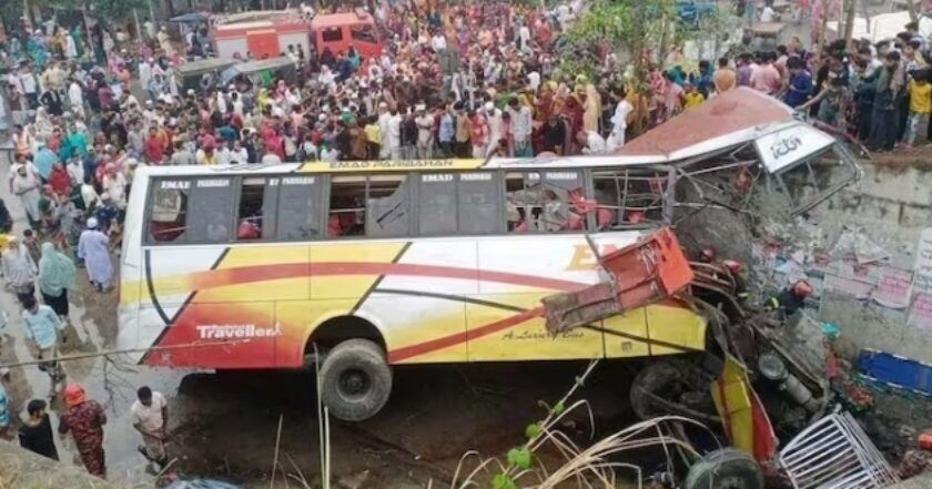 В Бангладеш автобус с пассажирами слетел с моста: по меньшей мере 19 погибших, десятки человек получили ранения. Фото