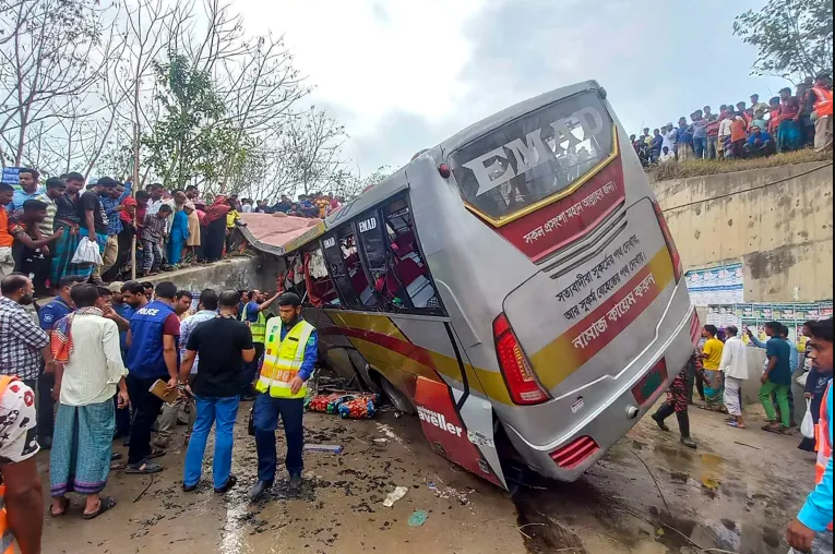 В Бангладеш автобус з пасажирами злетів з мосту: щонайменше 19 загиблих, десятки людей отримали поранення. Фото 