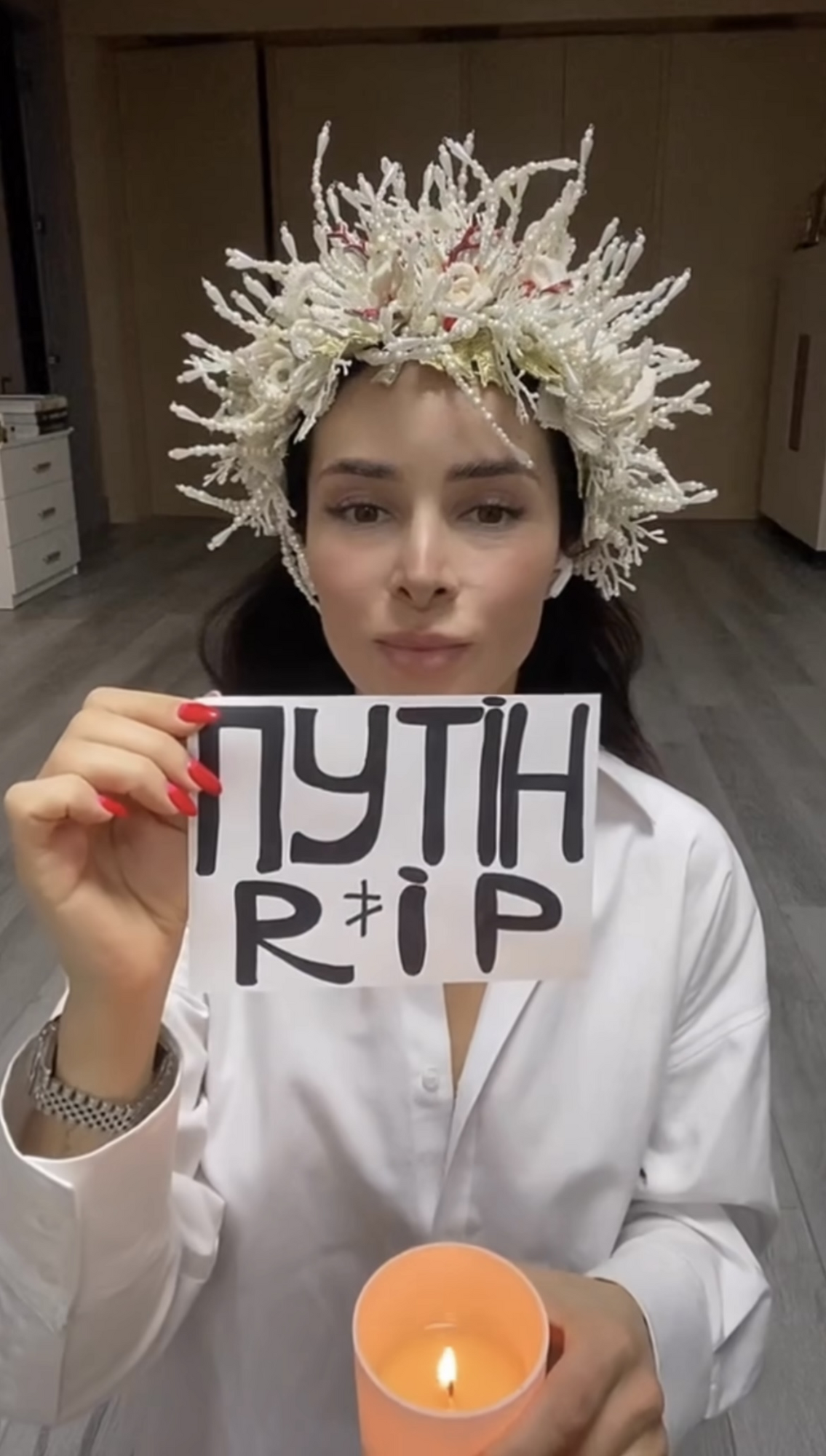 "Путін RIP": Злата Огнєвіч в образі ворожки провела жартівливий обряд. Відео