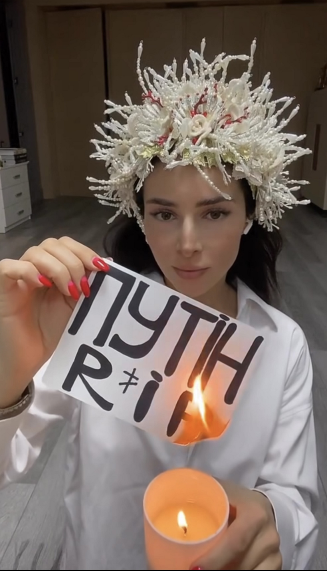 "Путін RIP": Злата Огнєвіч в образі ворожки провела жартівливий обряд. Відео