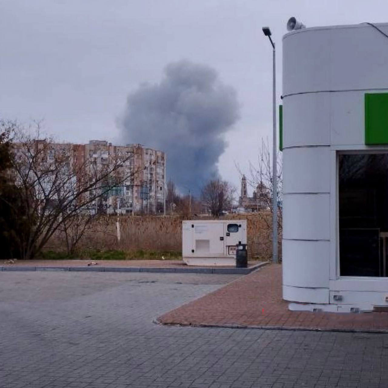 "Росіяни знову курять": в окупованій Каховці сталася "бавовна", валить чорний дим. Відео