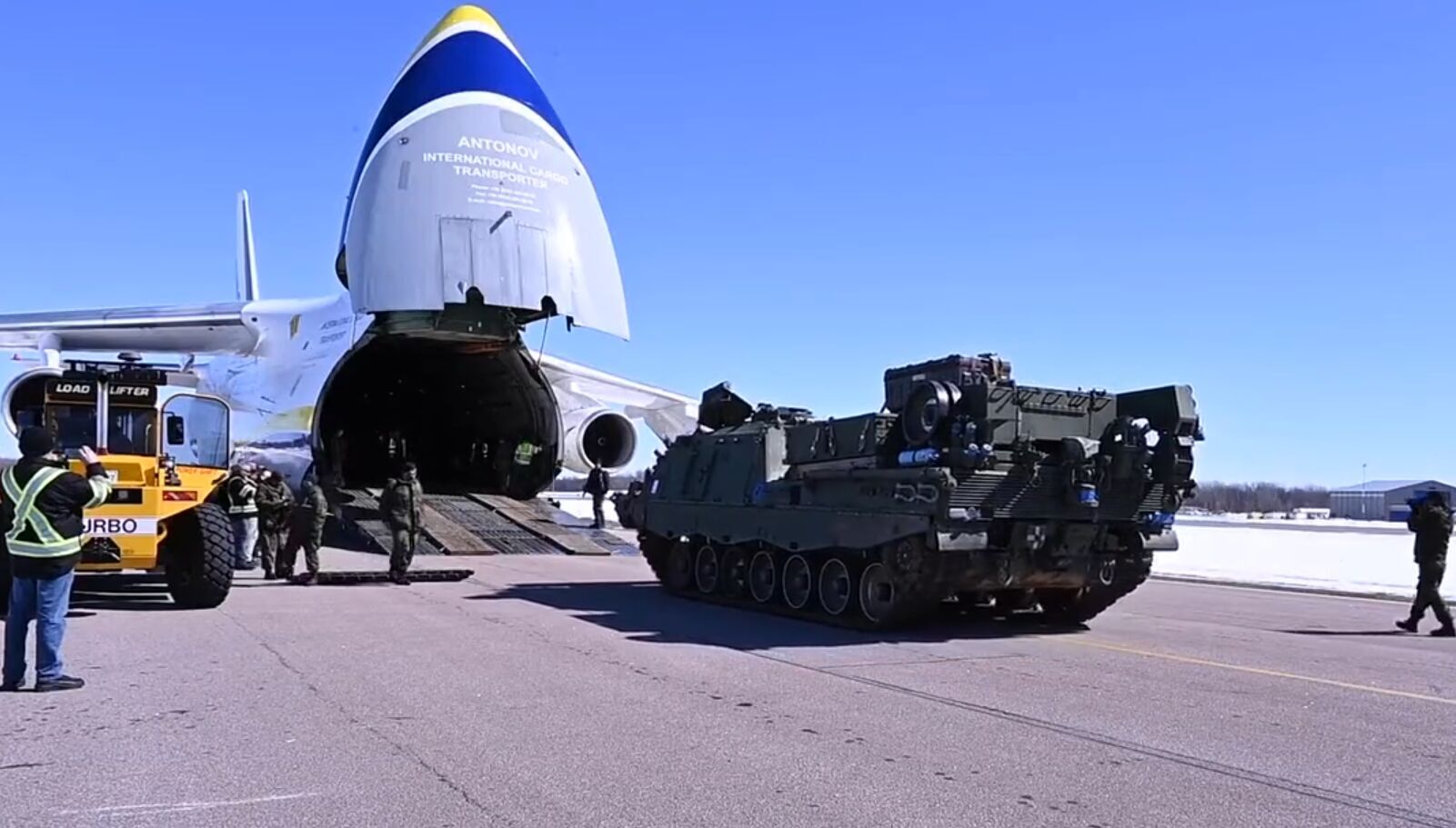 Канада відправила Україні броньовані тягачі Bergepanzer 3. Відео