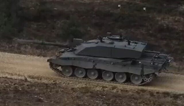 Лісами, полями, болотами: в Міноборони Британії показали, як українські воїни тренуються на танках Challenger 2. Відео