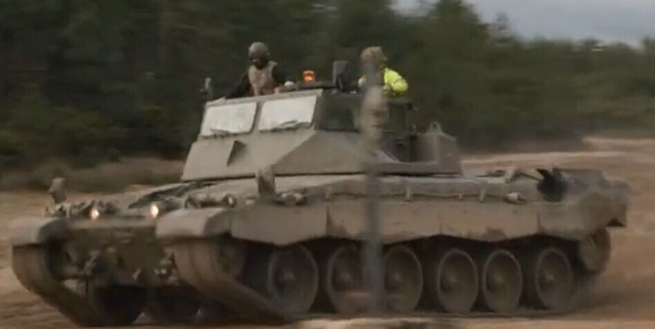 Лісами, полями, болотами: в Міноборони Британії показали, як українські воїни тренуються на танках Challenger 2. Відео