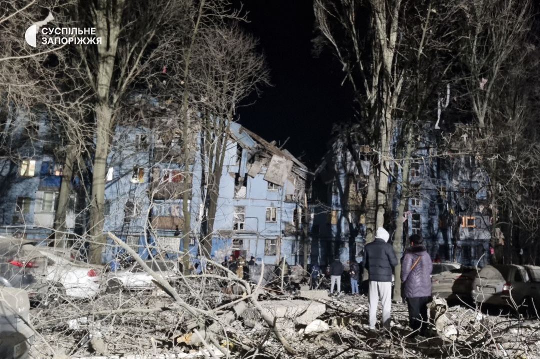 ''Россия хочет превратить каждый день в день террора'': Зеленский отреагировал на удар оккупантов по дому в Запорожье