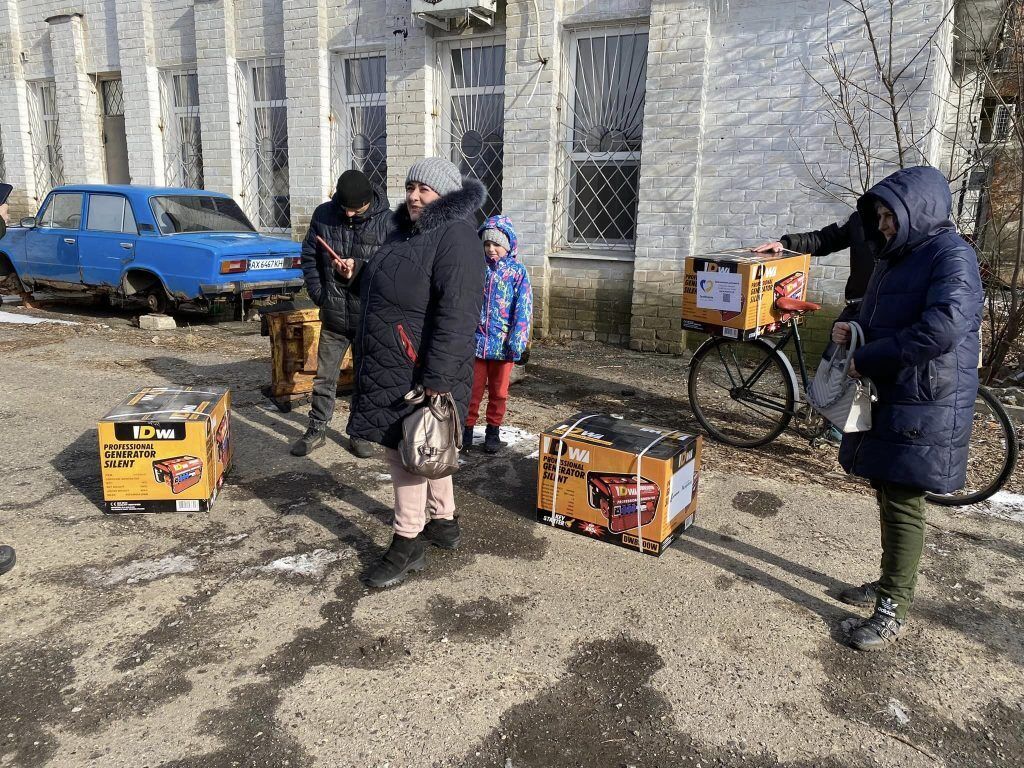 Нардепы от "Евросолидарности" передали 40 генераторов многодетным семьям на деоккупированной Харьковщине