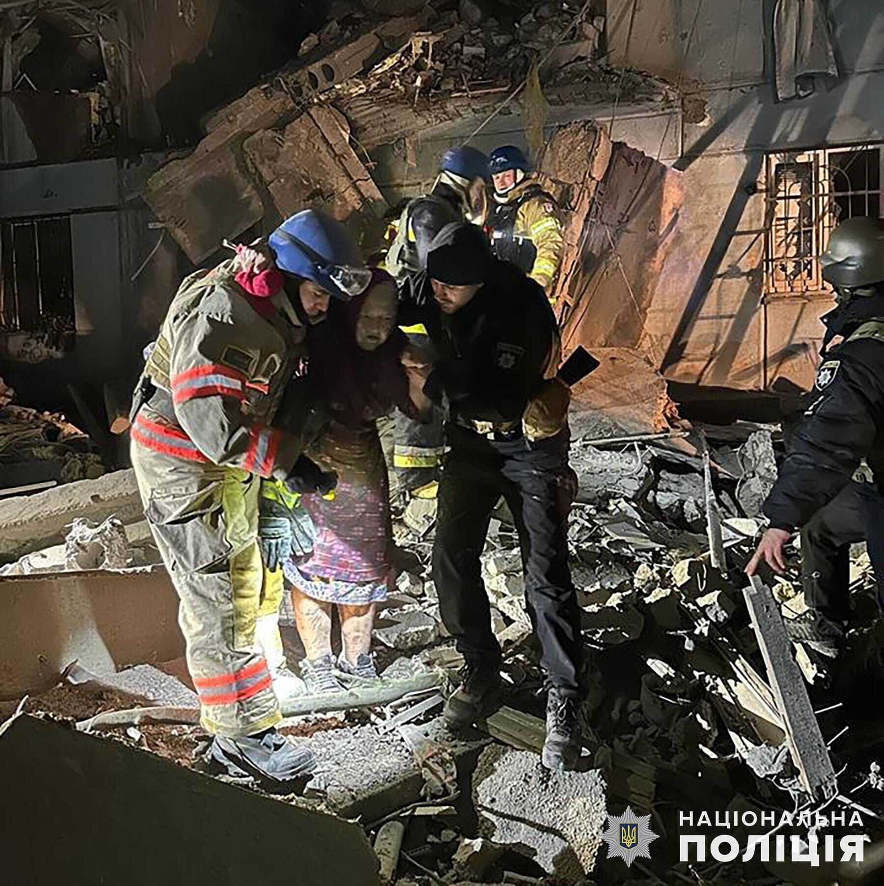Серед постраждалих – вагітна: стало відомо, у якому стані поранені внаслідок ракетного удару РФ по будинку в Запоріжжі