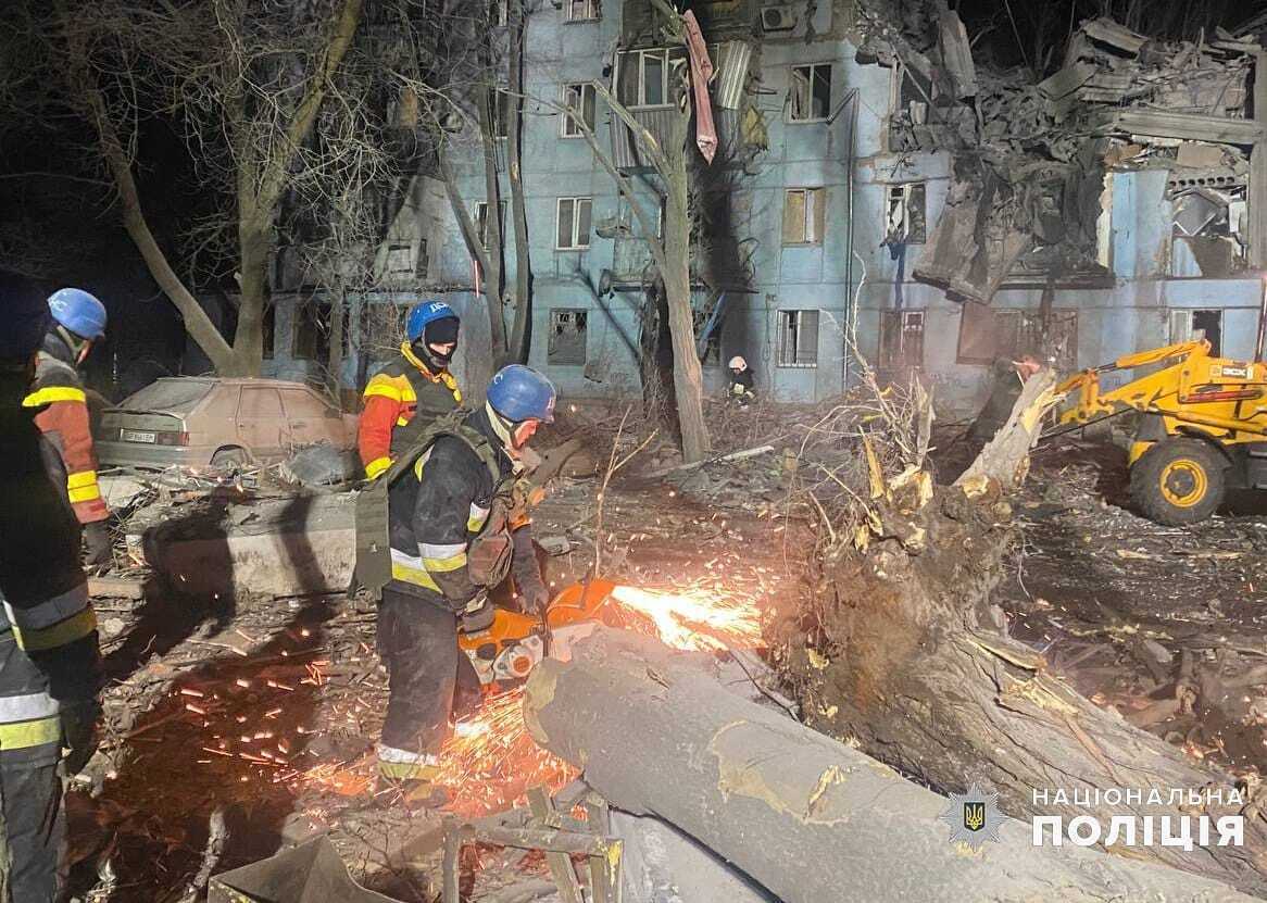 Войска РФ ударили по Запорожью, разрушена многоэтажка: двое погибших, десять человек до сих пор ищут. Фото и видео