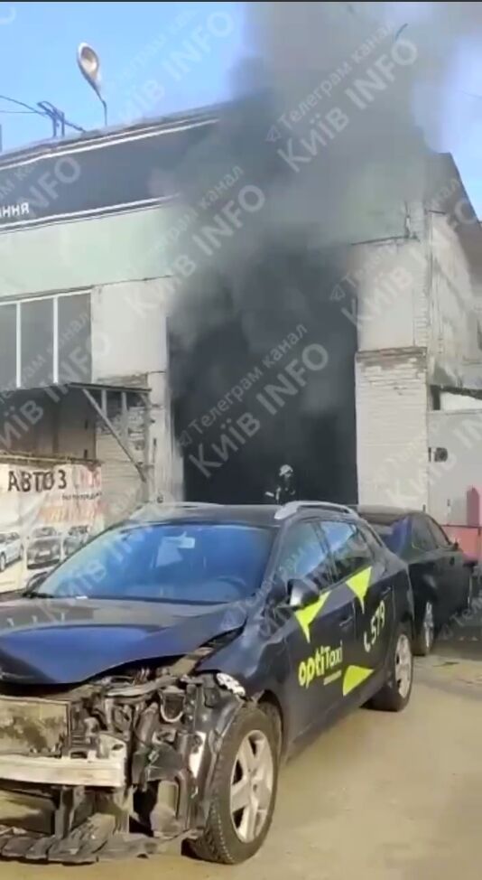 В Киеве возле супермаркета "Ашан" произошел сильный пожар: что известно. Фото и видео
