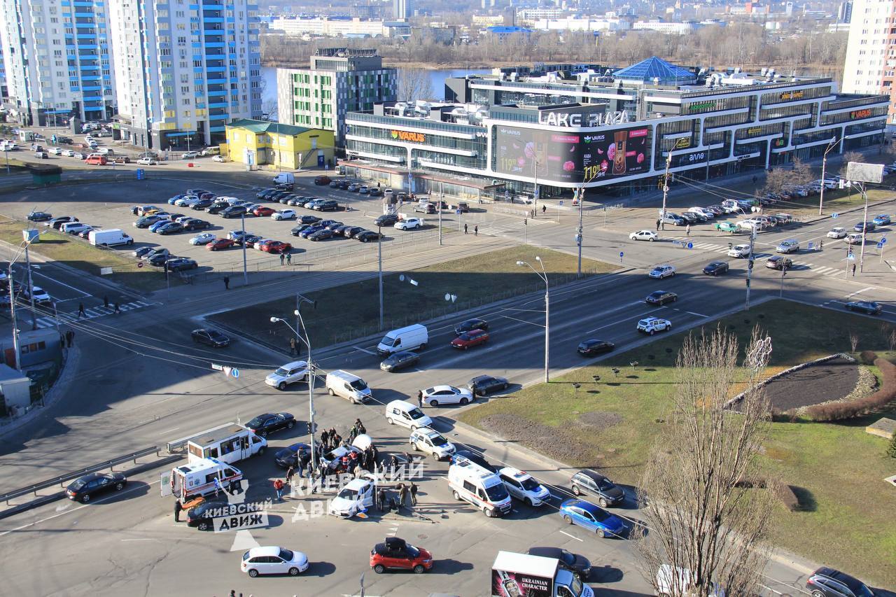 У Києві на Оболоні сталась масова аварія, є постраждалі: відомо подробиці. Фото та відео