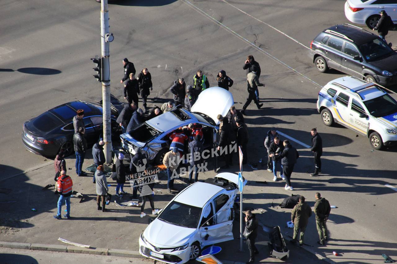 В Киеве на Оболони произошла массовая авария с пострадавшими: известны подробности. Фото и видео
