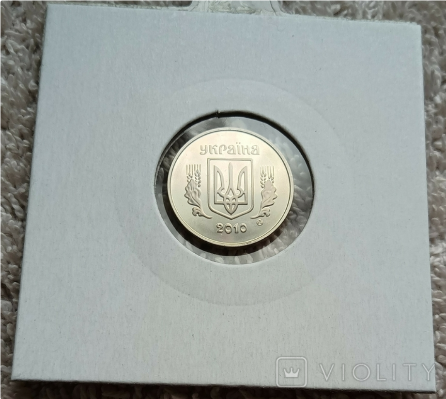Замість звичайної нержавіючої сталі монета виготовлена зі срібла.