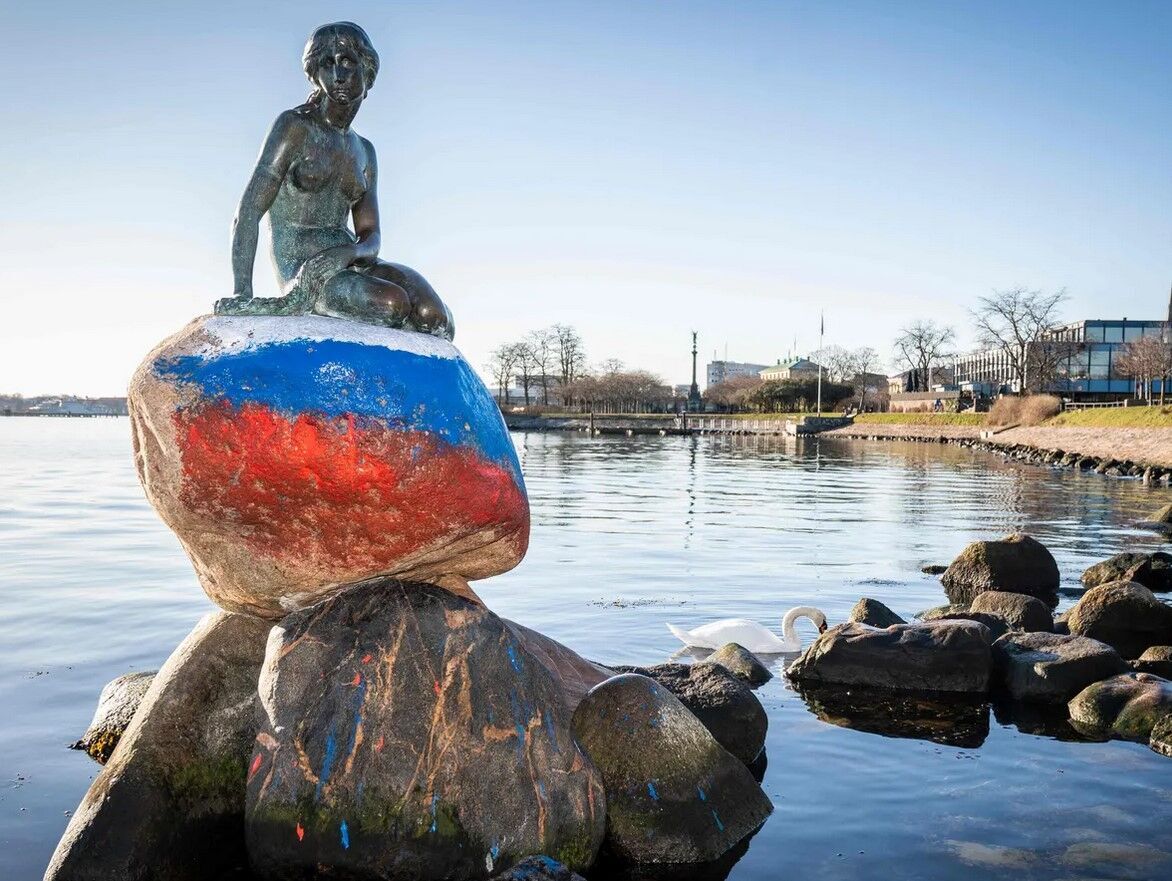У Данії Z-вандали спаплюжили російським триколором знамениту ''Русалоньку''. Фото 