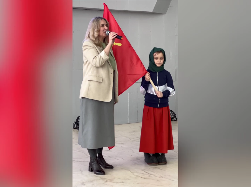 "Куда родители смотрят?": в России девочку переодели в бабушку с флагом СССР, ставшую символом оккупации РФ. Видео