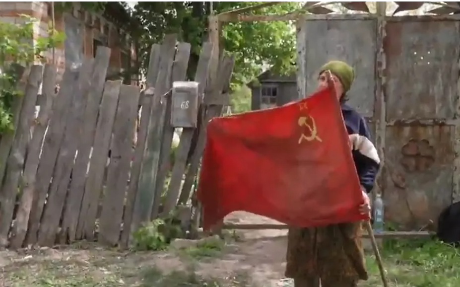 "Куда родители смотрят?": в России девочку переодели в бабушку с флагом СССР, ставшую символом оккупации РФ. Видео