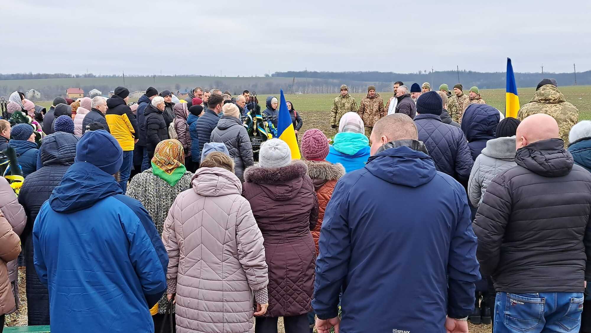 На Черкасщине живым коридором провели в последний путь защитника Украины: он погиб в бою на Донетчине. Фото