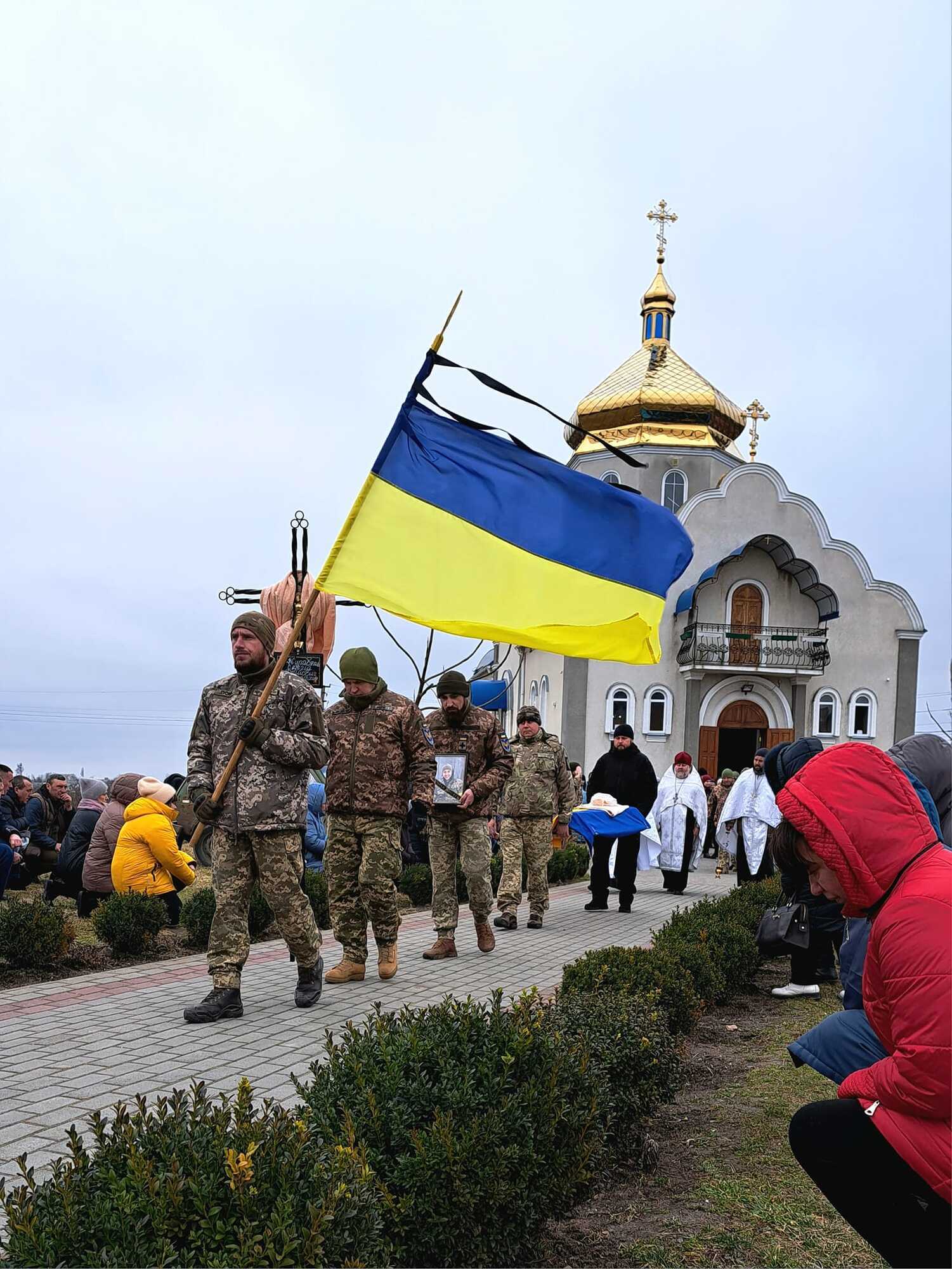 На Черкащині живим коридором провели в останню путь захисника України: він загинув у бою на Донеччині. Фото 