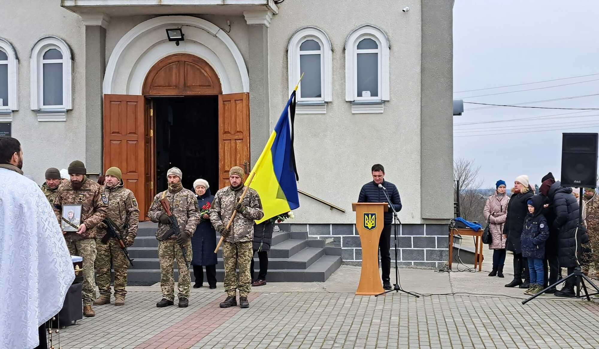 На Черкащині живим коридором провели в останню путь захисника України: він загинув у бою на Донеччині. Фото