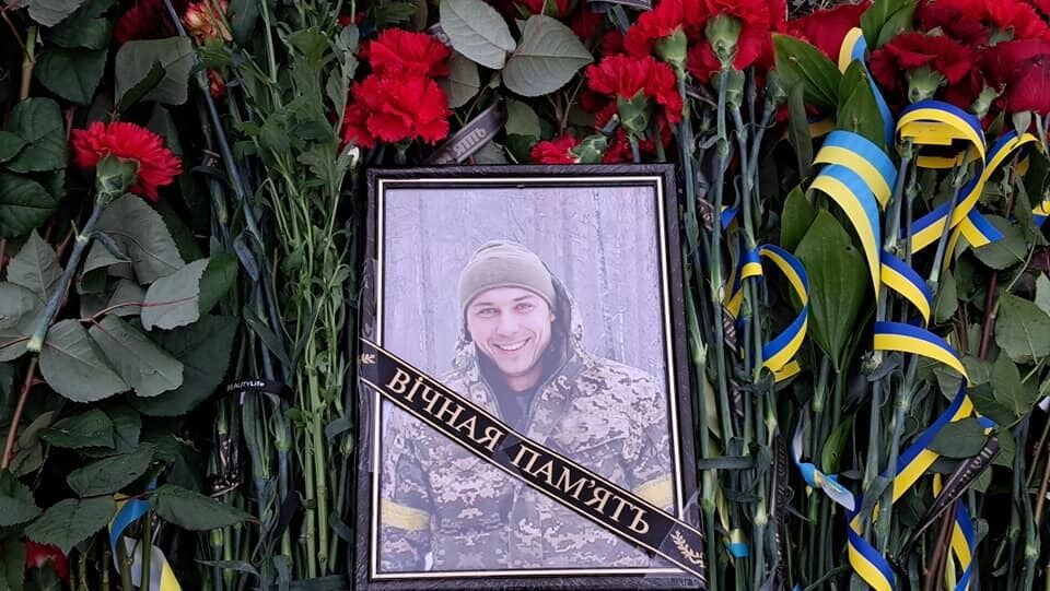 На Черкасщине живым коридором провели в последний путь защитника Украины: он погиб в бою на Донетчине. Фото