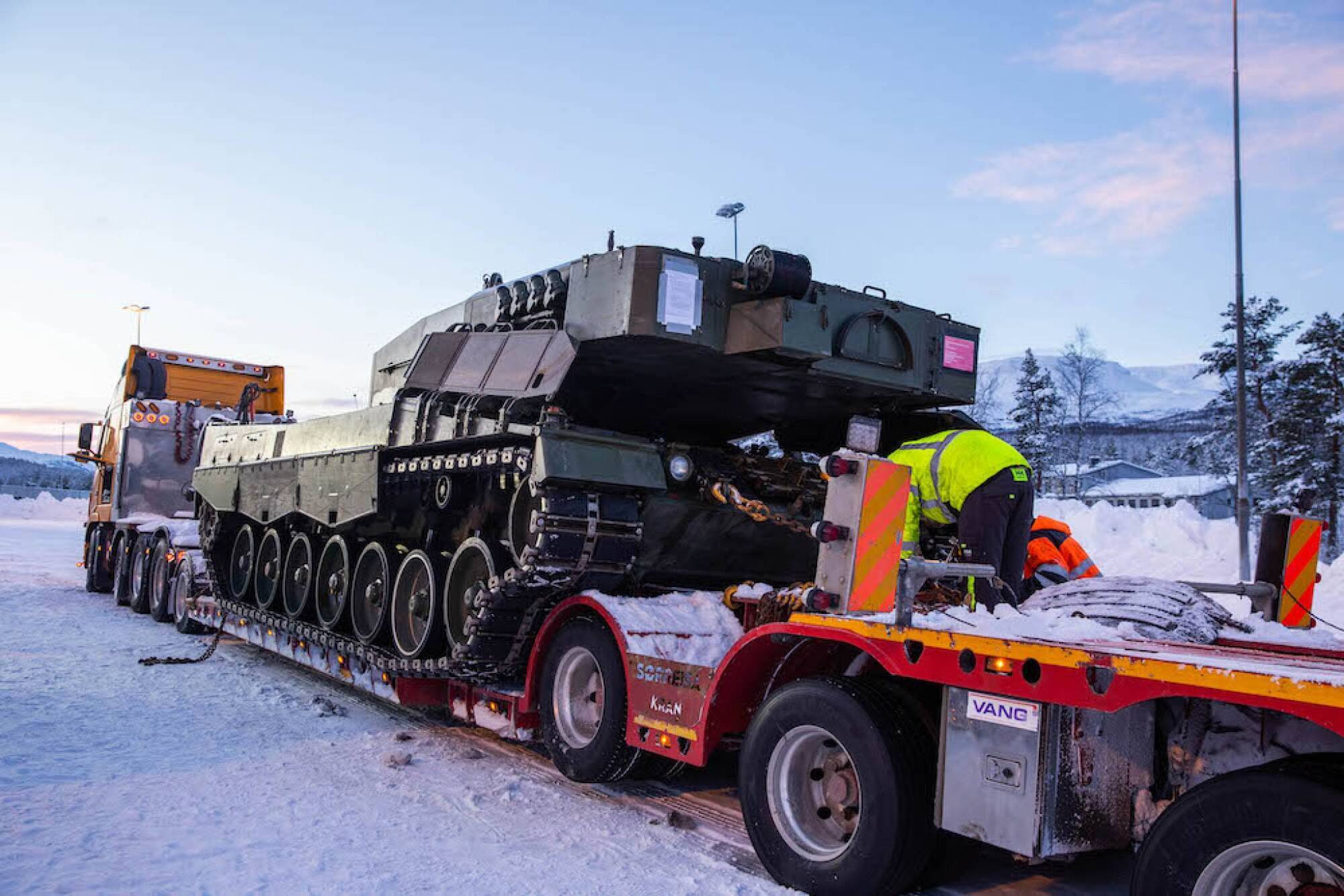 Норвегія передала Україні вісім танків Leopard 2 та чотири одиниці допоміжної техніки. Фото