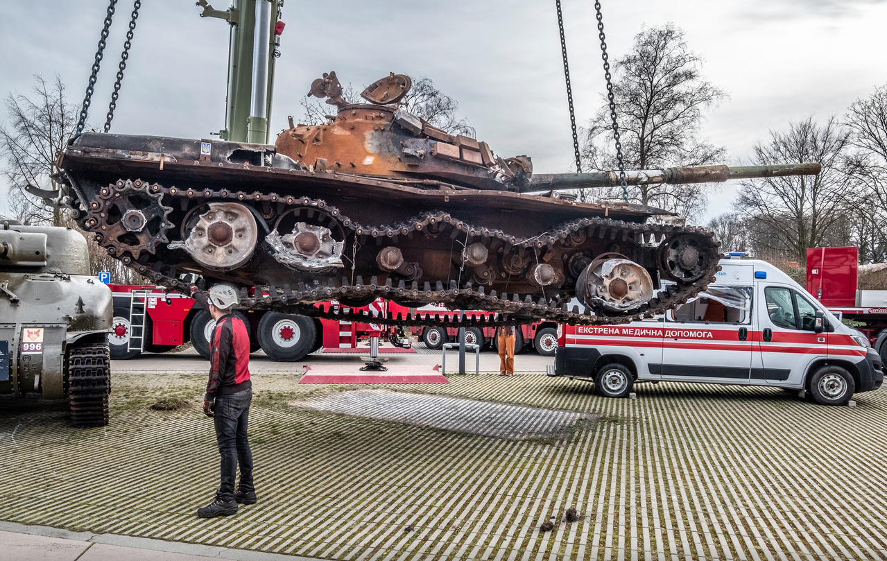 В Нидерландах на подбитом танке РФ неизвестные нарисовали символ Z: делом занялась полиция. Фото
