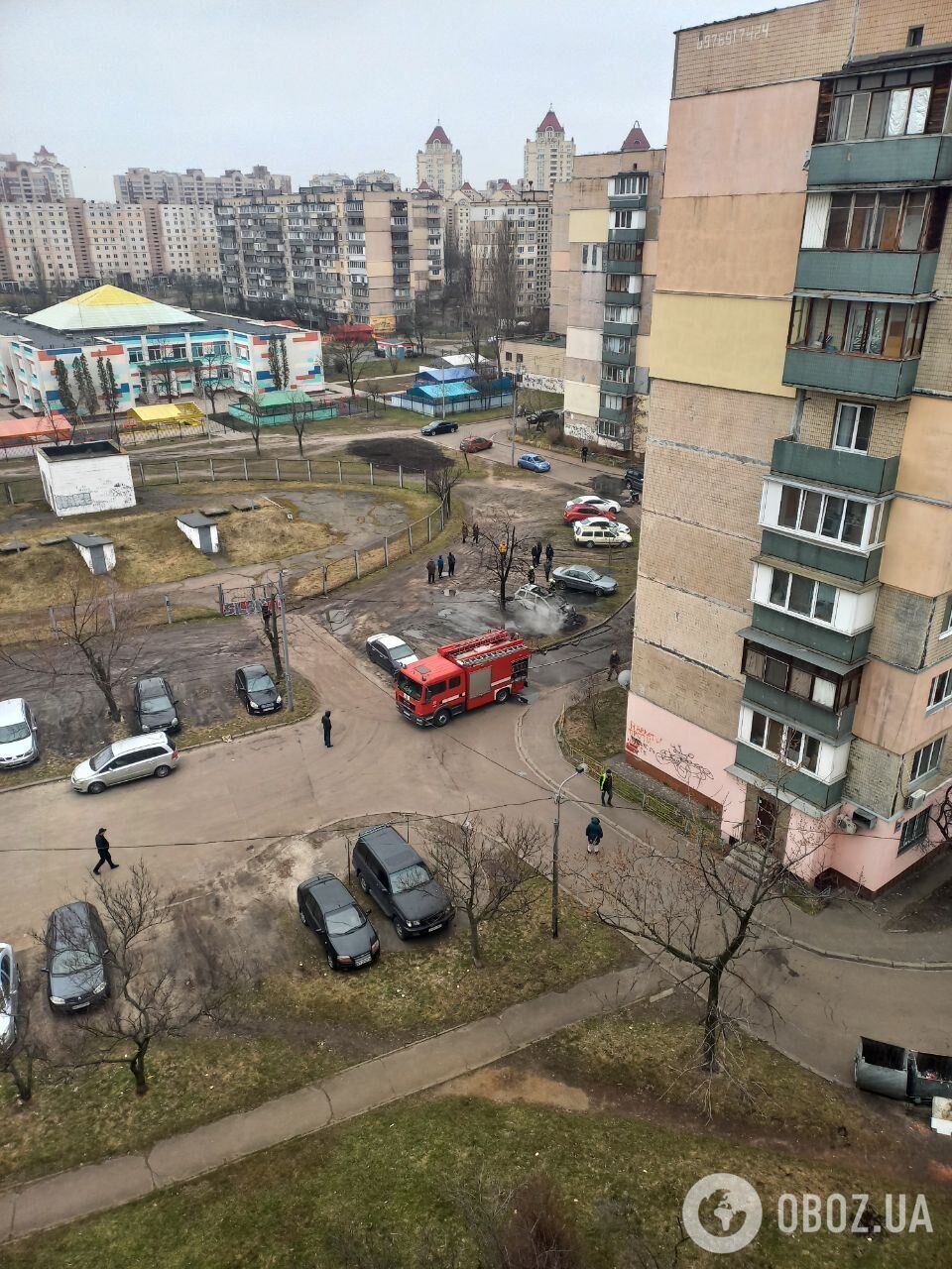 У Києві на Оболоні стався вибух у дворі багатоповерхівки: відомо подробиці. Відео
