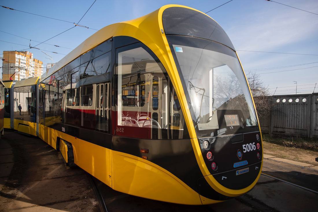 У Києві між Троєщиною та Дарницею курсуватимуть 8 нових трамваїв українського виробника. Фото