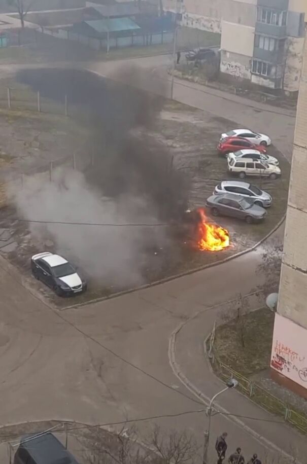 У Києві на Оболоні стався вибух у дворі багатоповерхівки: відомо подробиці. Відео