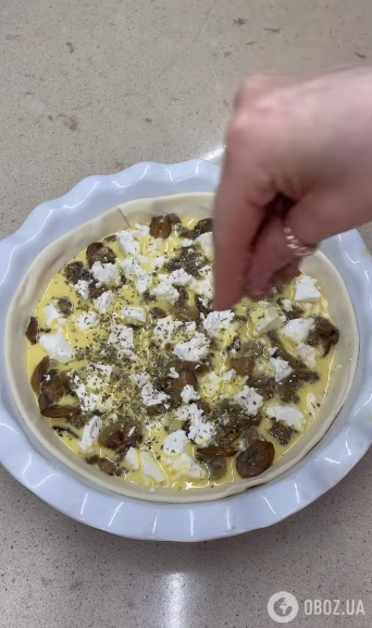 Елементарний заливний пиріг з грибами: замішувати тісто не доведеться 