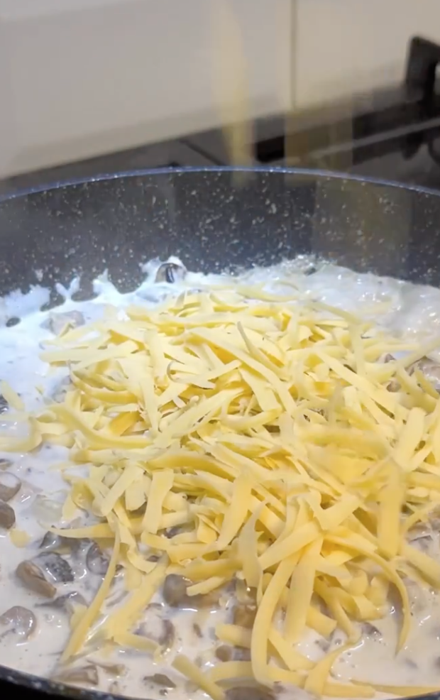 Грибной соус с тертым сыром