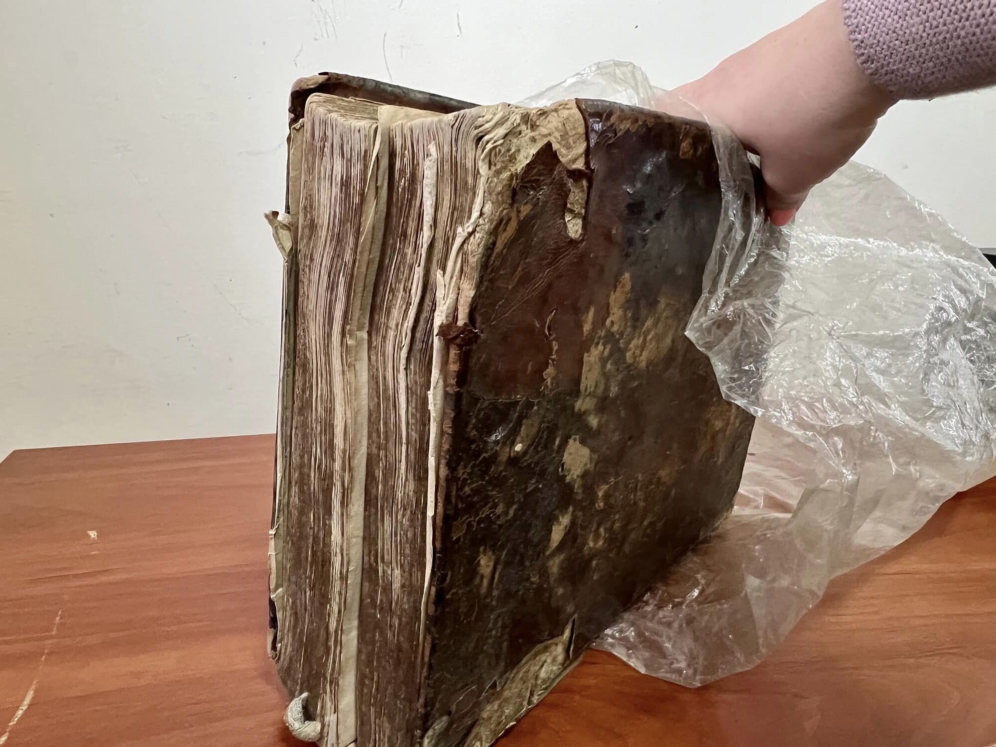 З України до Канади намагались відправити Біблію, надруковану понад 200 років тому. Фото