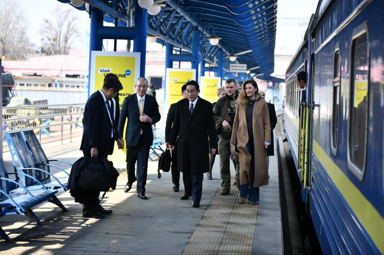 Прем’єр Японії Кісіда Фуміо прибув із візитом до Києва: заплановано переговори із Зеленським
