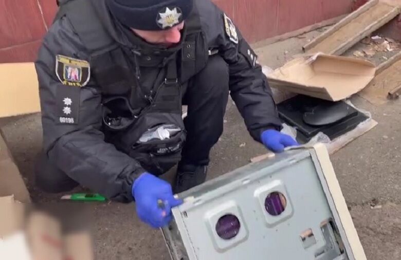 У Києві затримали чоловіка, який розсилав "клієнтам" наркотики, ховаючи їх у техніці та побутових речах. Відео