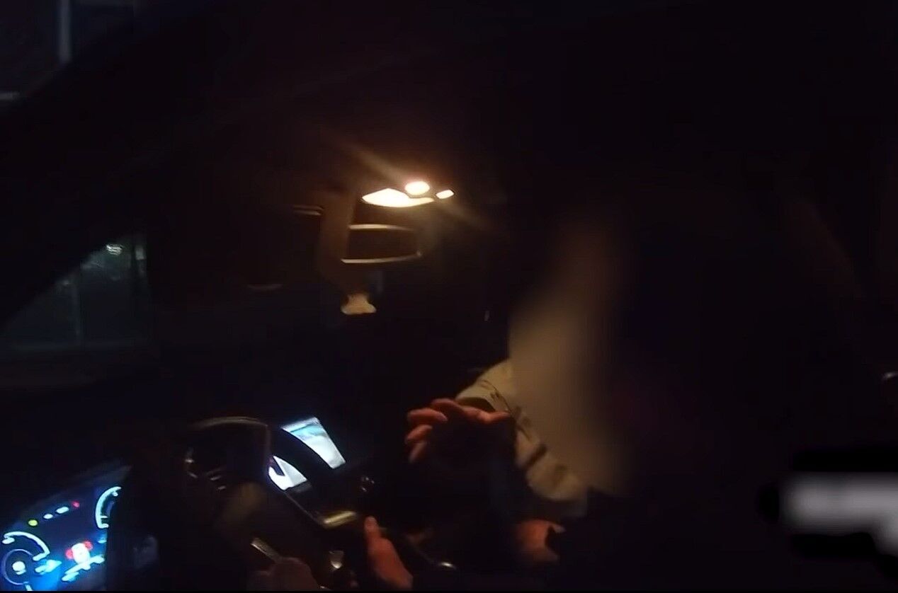 На Київщині п’яний водій, тікаючи від поліції, протаранив авто, а його пасажирка напала на правоохоронця. Відео